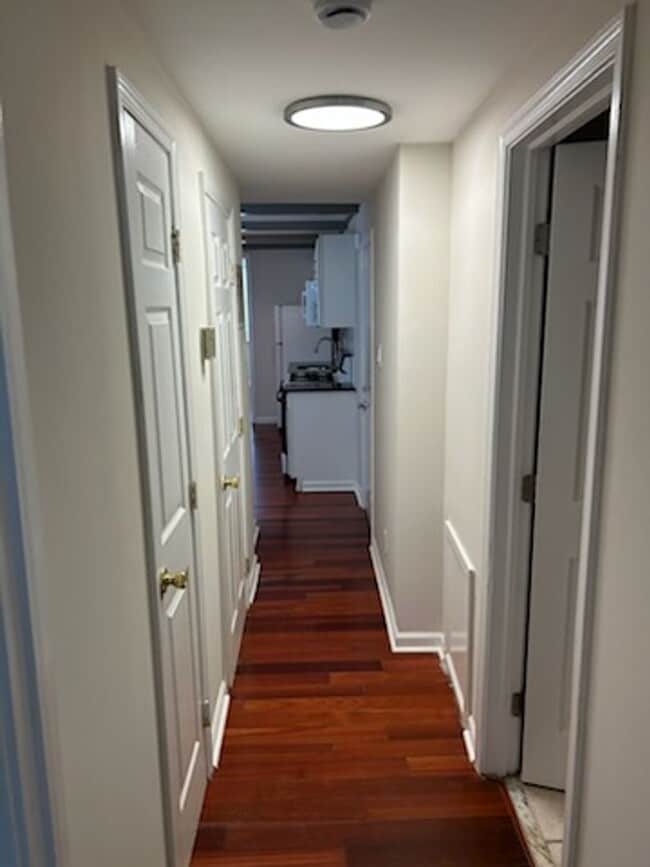 Building Photo - Large Bright  1 Bedroom Apartment
