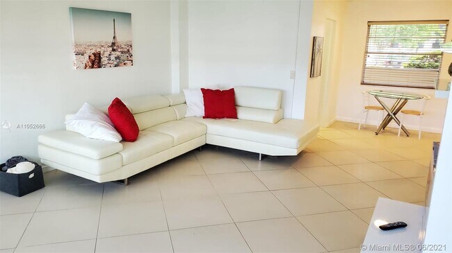 Building Photo - 220 Kings Point Dr