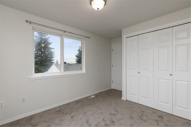 Building Photo - Spacious 6 Bed 3 Bath home in Ravenna