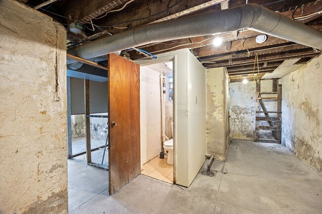 Building Photo - Evanston- Charming 3 bedroom 1 Bath