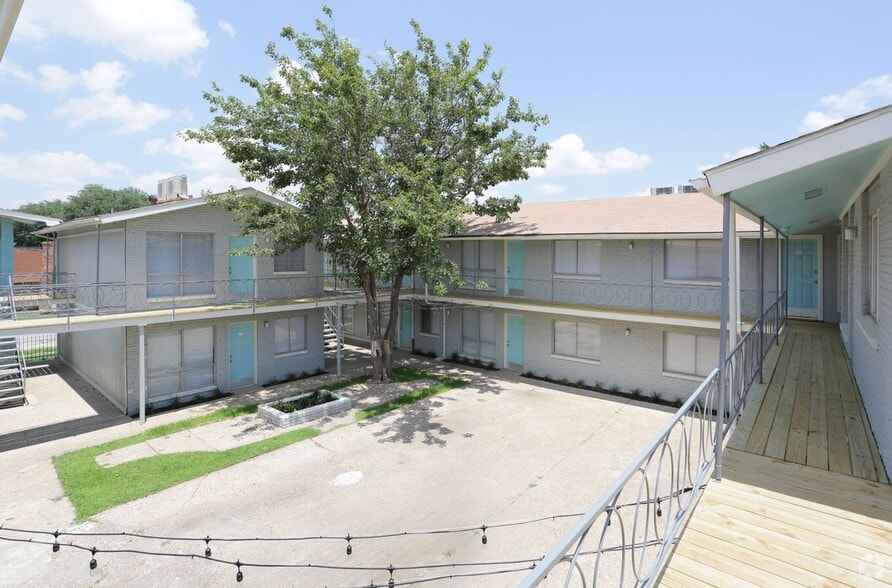 Interior Photo - Monarch Court