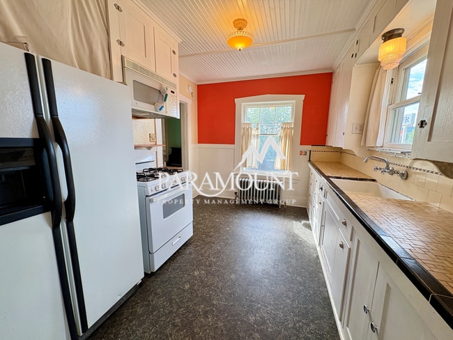 Building Photo - 2 Bedroom with a Water View!