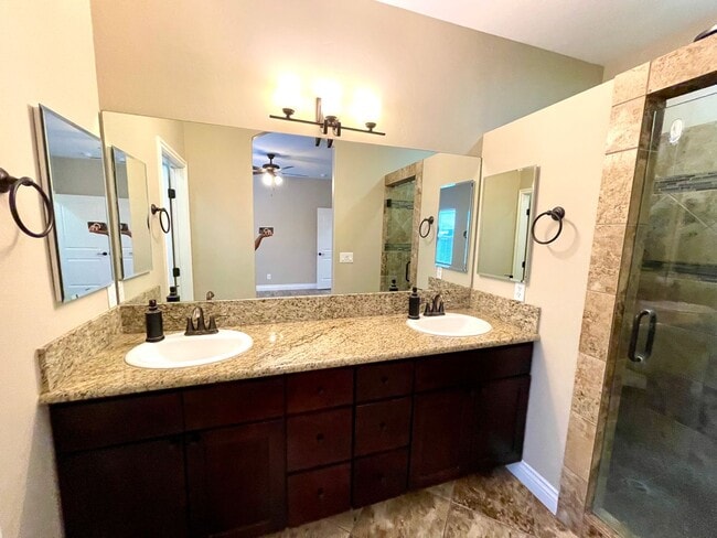 Building Photo - Elegant 3 Bedroom, 2 bathroom Home in Legacy Ranch Neighborhood in Central Kingman!