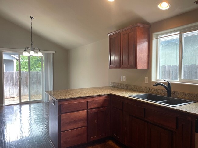 Building Photo - Beautiful 3 Bedroom 2 Bath Home Located in a Nice Medford Neighborhood