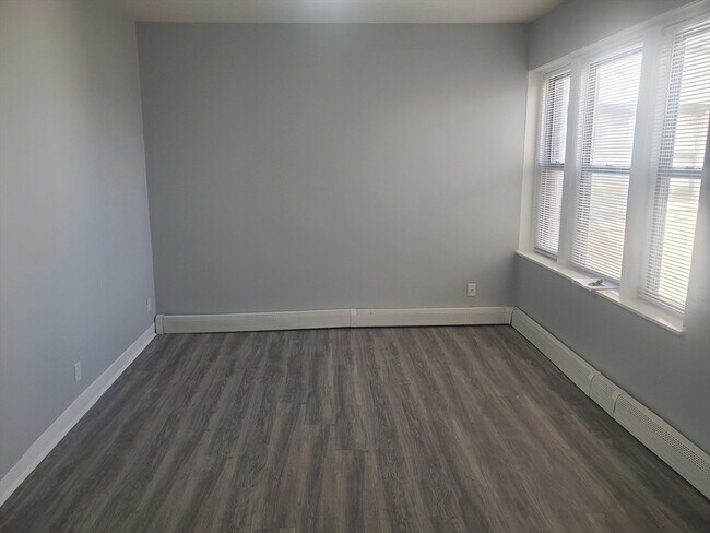 Building Photo - 14 Abbotsford St