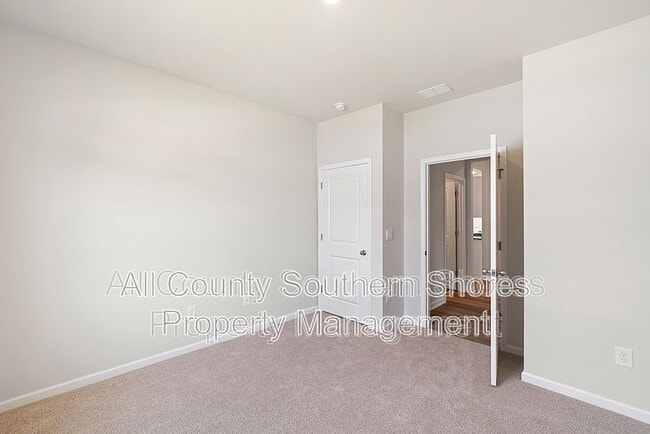 Building Photo - 215 Konik St