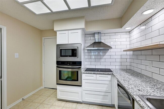 Building Photo - 921 Marine Dr