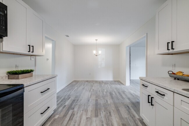 Building Photo - 925 Staley Ave