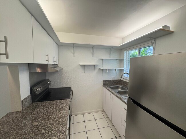 Building Photo - 1100 S Lake Dr