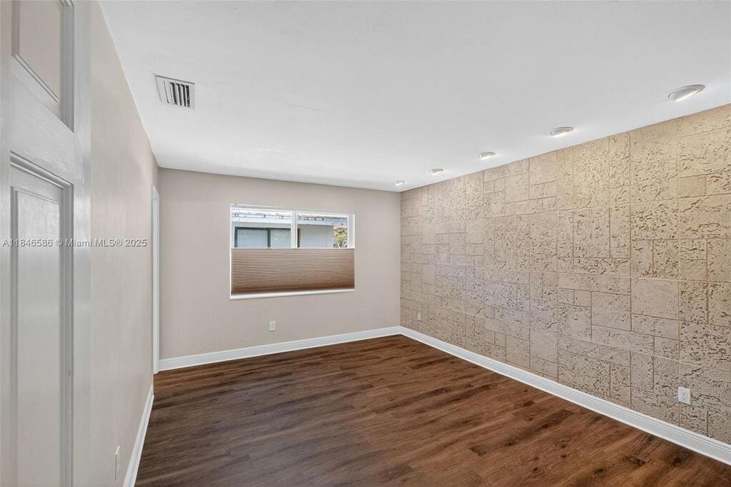 Building Photo - 539 Menendez Ave