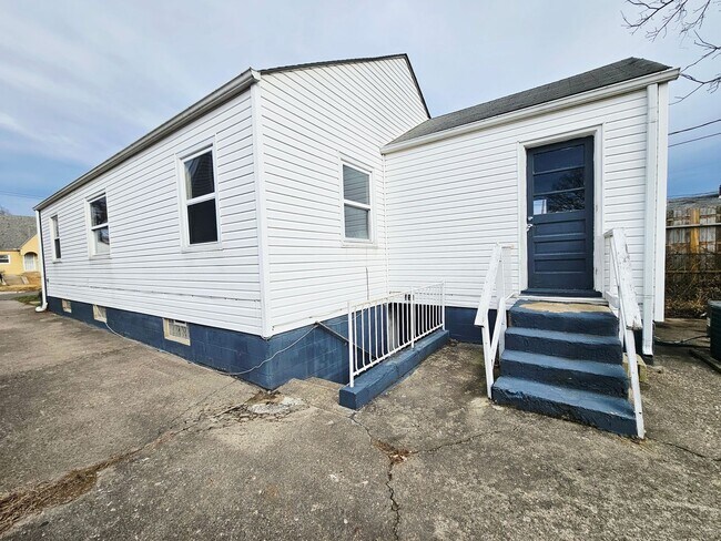 Building Photo - Move-In Ready 3BR/1BA Home w/ 2-Car Garage | Recently Updated