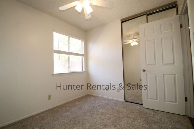 Building Photo - Awesome Duplex!