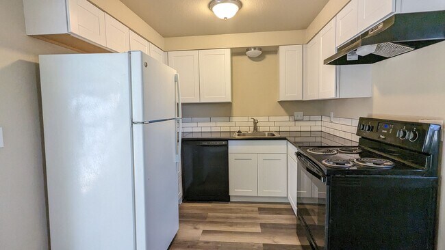 Building Photo - 2 bedroom 1 bath duplex