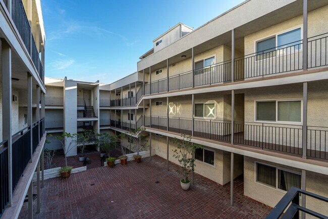 Building Photo - Fully remodeled 2BR/2BA Condo in prime West Hollywood!