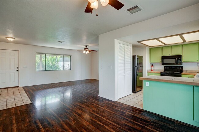 Building Photo - 7930 E Larkspur Ln
