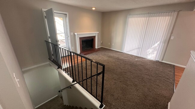 Building Photo - $1195 - 3 bed 2 bath - Apartment located i...