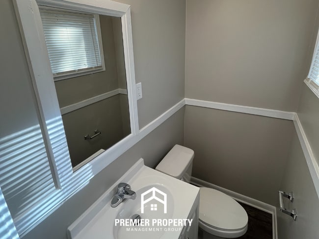 Building Photo - 3265 Starsdale St