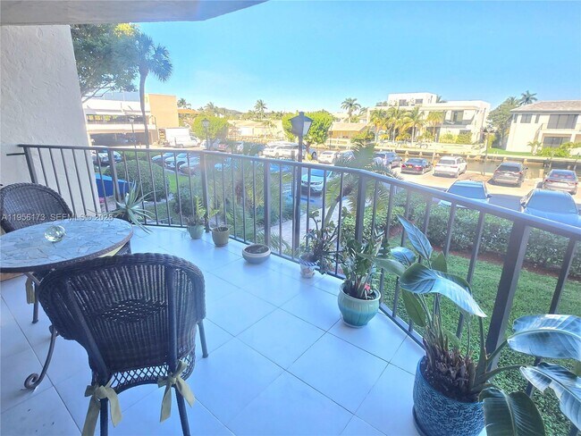 Building Photo - 899 Jeffery St