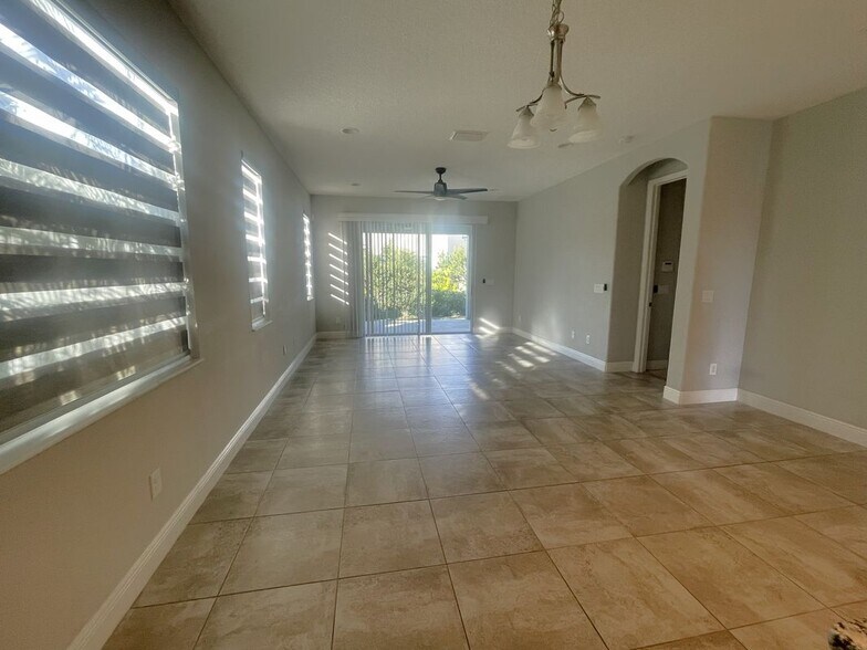 Building Photo - 2981 Casterton Dr