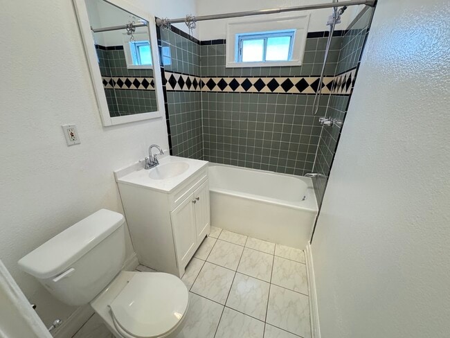 Building Photo - 1960 Argyle Ave