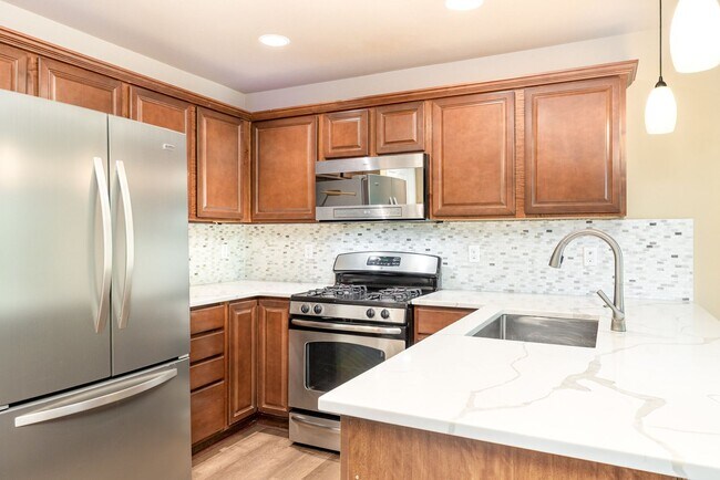 Building Photo - 3 Bed 2.5 bath Home available in desirable...