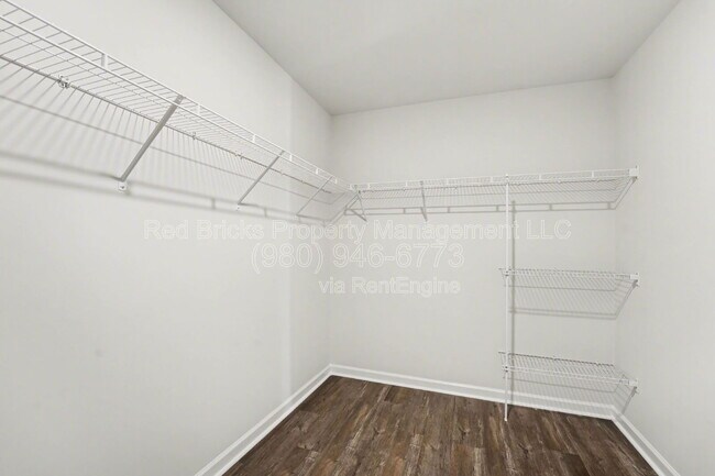 Building Photo - 7847 Whispering Strm Dr