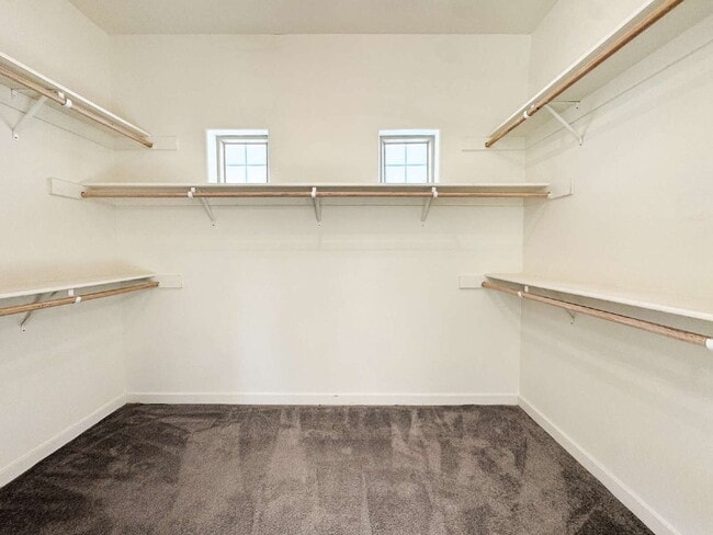 Building Photo - "Spacious 4-Bedroom, 2-Bathroom Home in Yu...