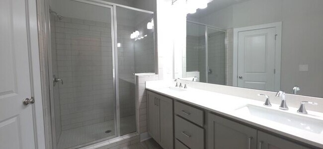 Building Photo - Beautiful Townhome in Doraville - Gated Community!