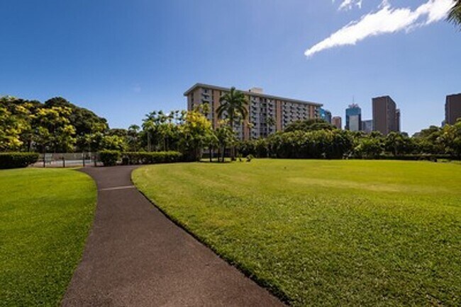 Building Photo - Centrally Located Queen Emma Gardens,