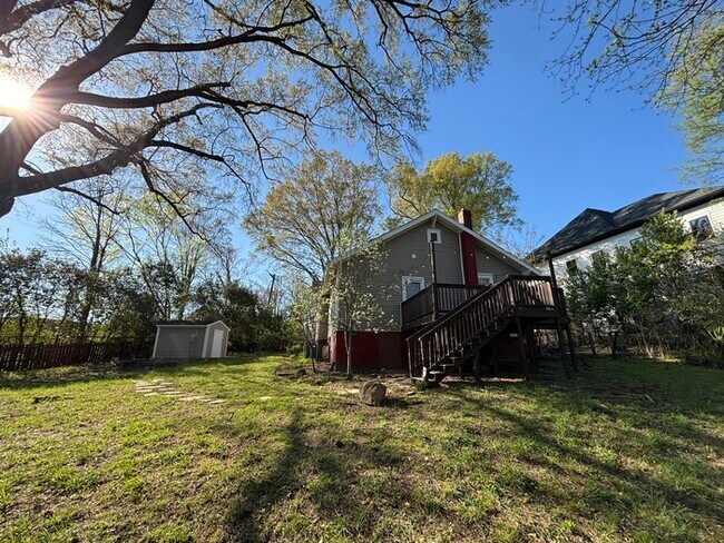 Building Photo - 2 Bedroom, 1.5 Baths Charming Bungalow located near Plaza Midwood