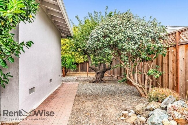 Building Photo - 2080 Helena Way