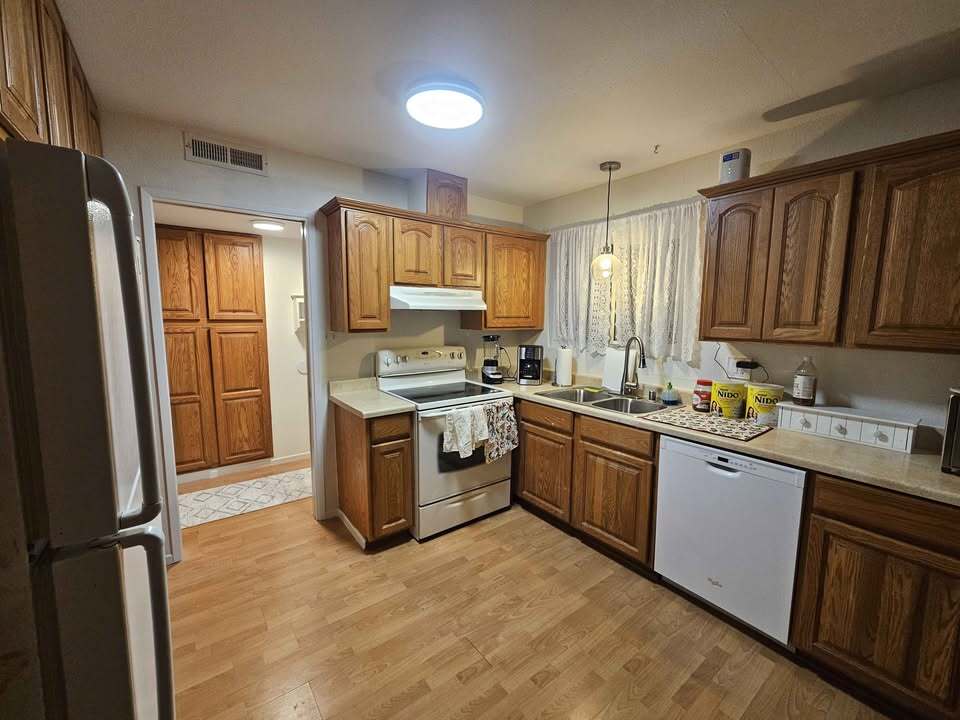 Building Photo - 1811 E Grand Ave