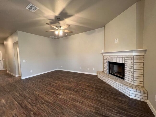 Building Photo - 2030 Kenwood Ave