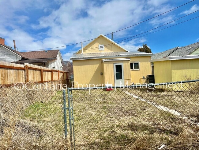 Building Photo - House with Shed for Storage!