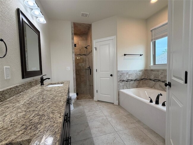 Building Photo - 206 Fairway Cir