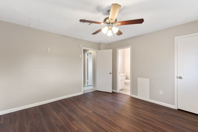 Building Photo - 743 Deercrest St