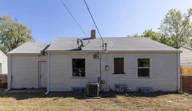 Building Photo - Spacious Single Family Home in South Wichita