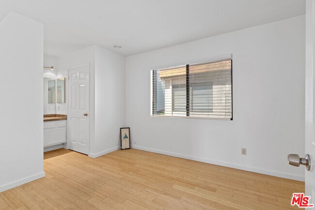 Building Photo - 2480 Penmar Ave