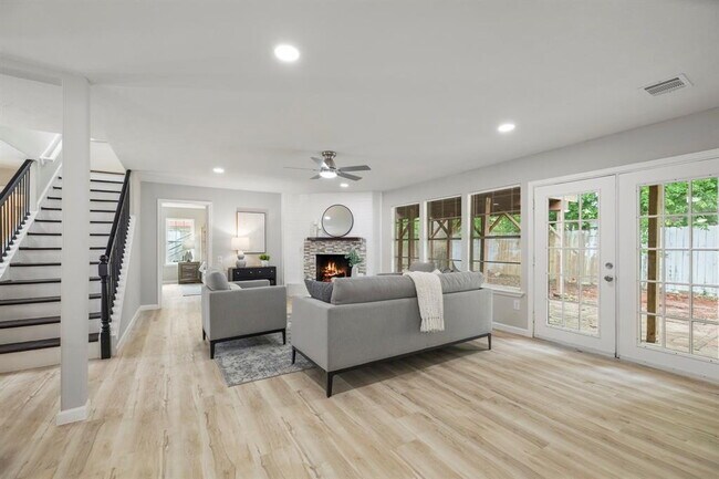 Building Photo - Remodeled 3-Bed Home with Office & Deck in...