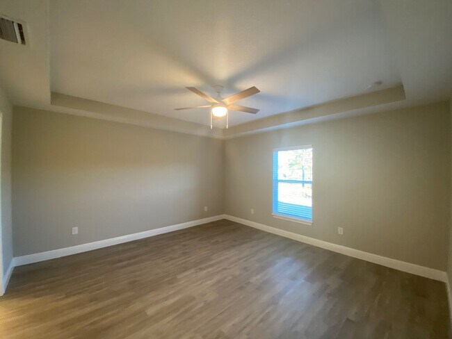 Building Photo - Available December 15th.....Custom Home - Desirable SE Ocala Neighborhood 3/2/2 **WON'T LAST**