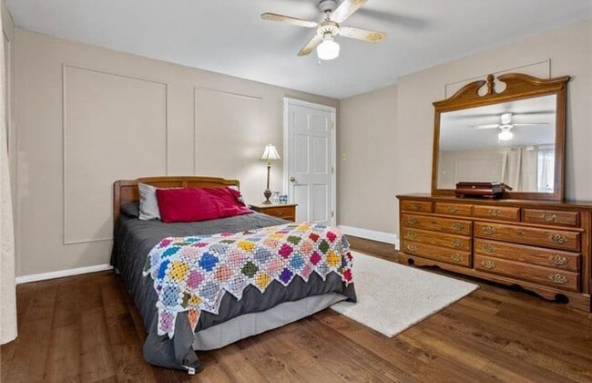 Building Photo - Stylish Victorian Home!
