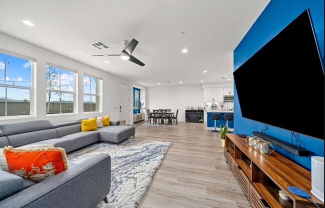 Building Photo - $4,300 - 3 Bed/ 3 Bath Modern Townhome with Loft in Santee