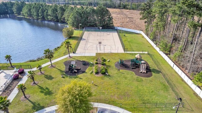 Building Photo - 3 Bed, 2. 5 Bath Like New Townhome in Richmond Hill