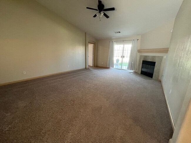 Building Photo - Charming home for rent in Visalia