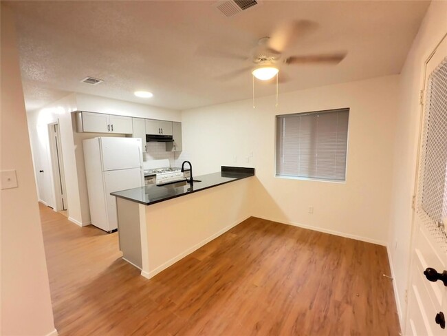 Building Photo - 1118 Hazelton St