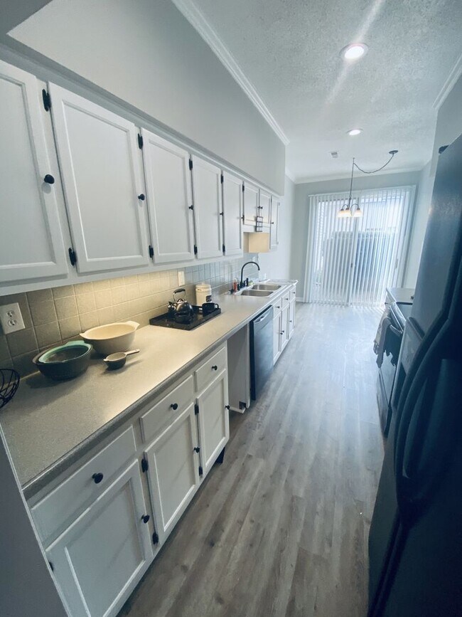 Building Photo - Coming Soon.... Spacious 3 Bedroom 2.5 Bath Townhome!!