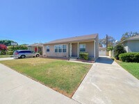 Building Photo - Long Beach 3 Bedroom 1.5 Bath House - 2 Ca...