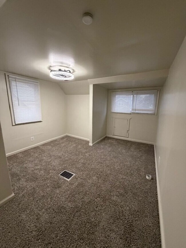 Building Photo - 3 Bedroom Home for Rent