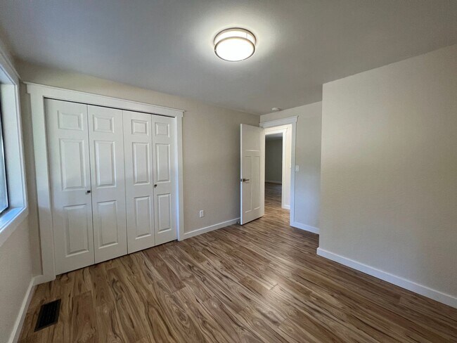 Building Photo - Spacious 5 Bedroom Home Available Now!