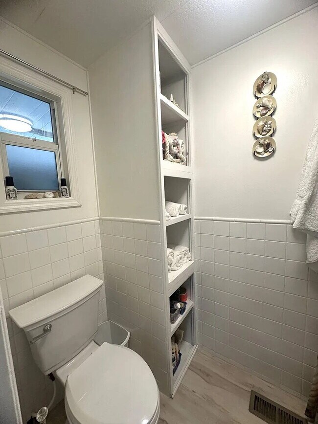 Building Photo - "Charming 2-Bed, 2-Bath Retreat in Nokomis!"